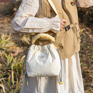 中点2026新款抽绳水桶包女简约文艺摄影相机包轻便防水单肩小挎包