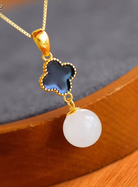 白玉四叶草时尚风附带证书吊坠