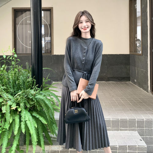 气质风灰色百褶连衣裙两件套女秋季轻熟高档套装小个子搭配修身性