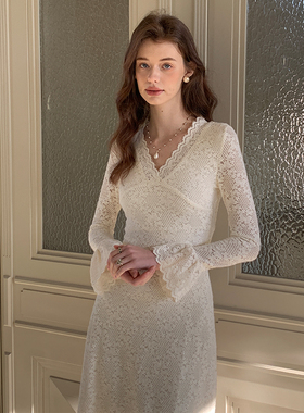 竹依依法式宫廷袖v领连衣裙女春季收腰修身蕾丝复古高级感中长裙