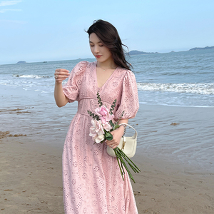 竹依依粉色镂空连衣裙女夏短袖泡泡袖V领气质收腰显瘦刺绣长裙子