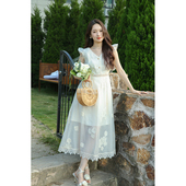 法式 27号20点 9折 满减 V领刺绣镂空小飞袖 米色连衣裙