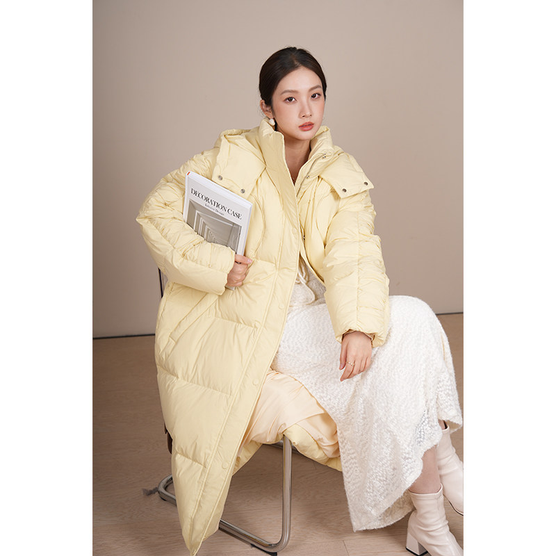 竹依依奶鹅黄色长款羽绒服女冬2025新款过膝加厚保暖连帽90白鹅绒