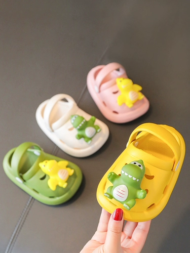 Детские тапочки в стиле Crocs для мальчиков, модные нескользящие босоножки, летняя пляжная обувь, коллекция 2023 года, мягкая подошва