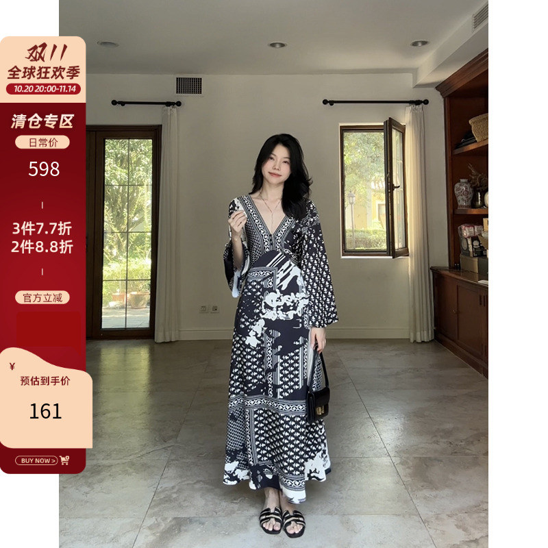 郭九九呢 轻奢气质老钱风V领喇叭袖收腰显瘦长款连衣裙秋季长裙