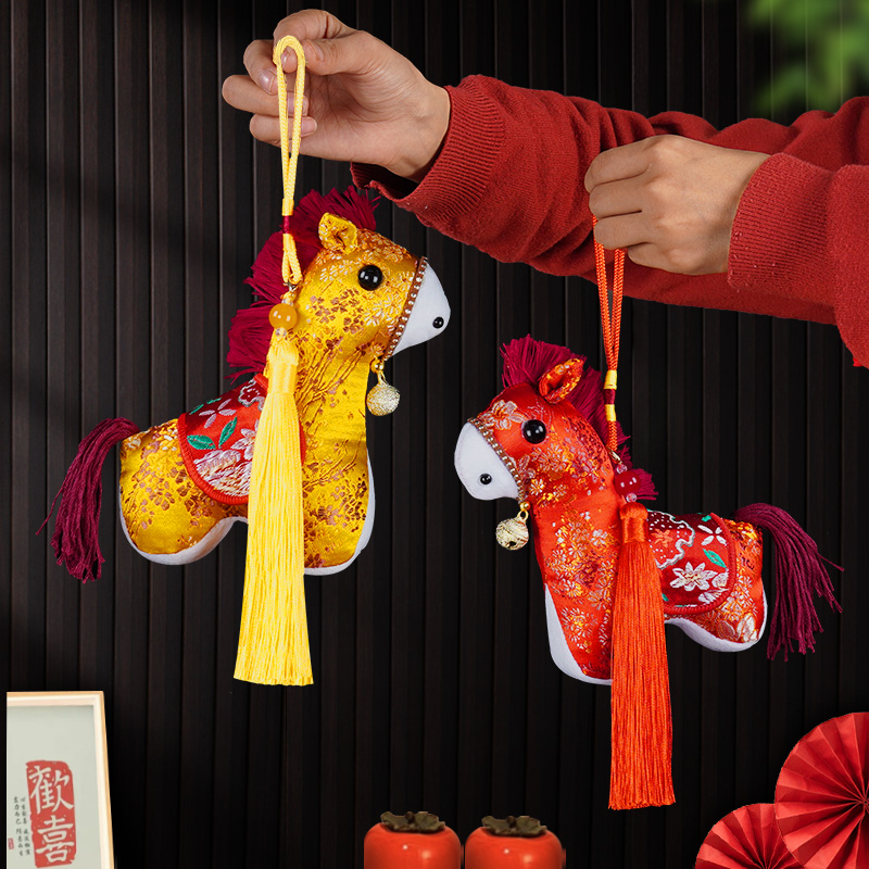 2026生肖玩偶挂件春节新款小马公仔挂饰新年装饰品室内喜庆吊饰