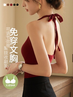 红色吊带背心妇女在夏天与乳房衬垫覆盖乳房，苗条和性感，美丽的