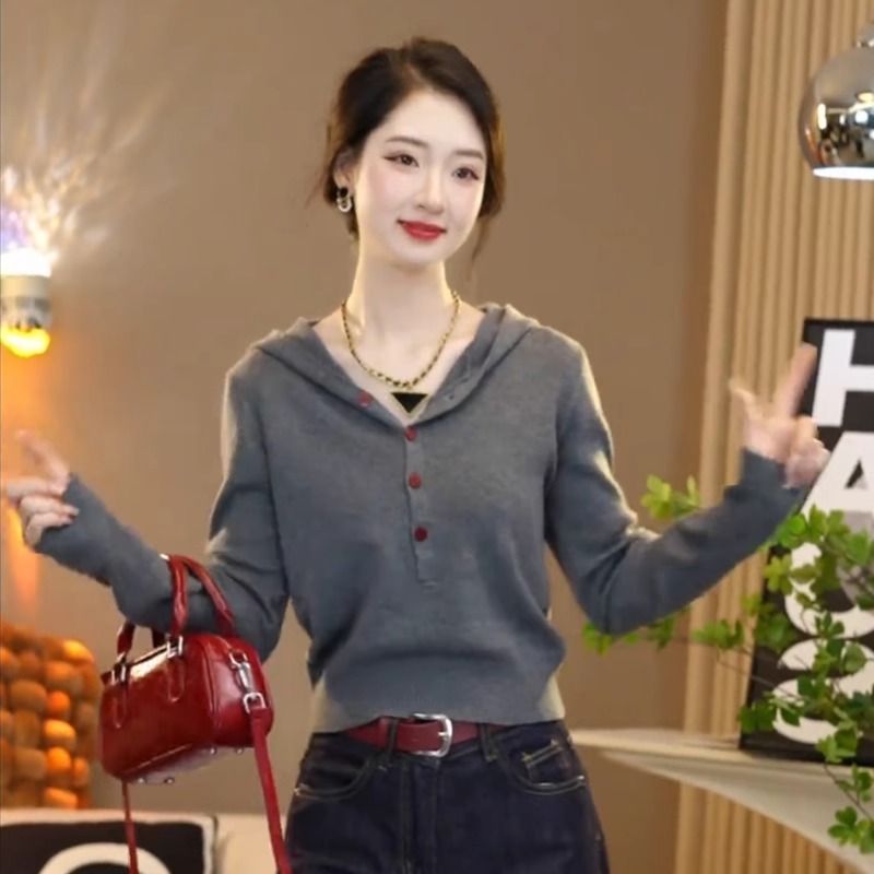 灰色高级感连帽针织衫女春季新款流行风格修身打底衫短款长袖上衣