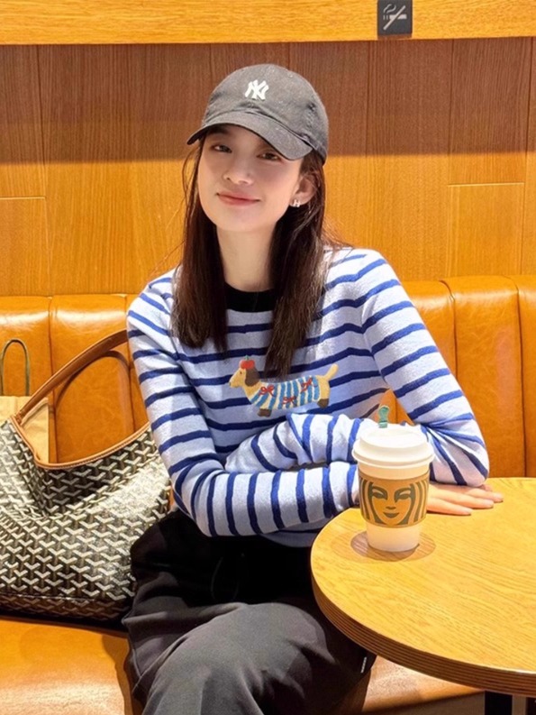 撞色条纹正肩长袖T恤女秋季流行风格韩系穿搭印花内搭打底衫上衣