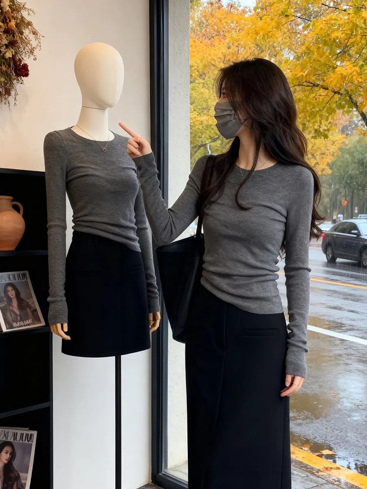 灰色圆领针织打底衫女秋季2025新款爆款修身显瘦内搭软糯毛衣上衣