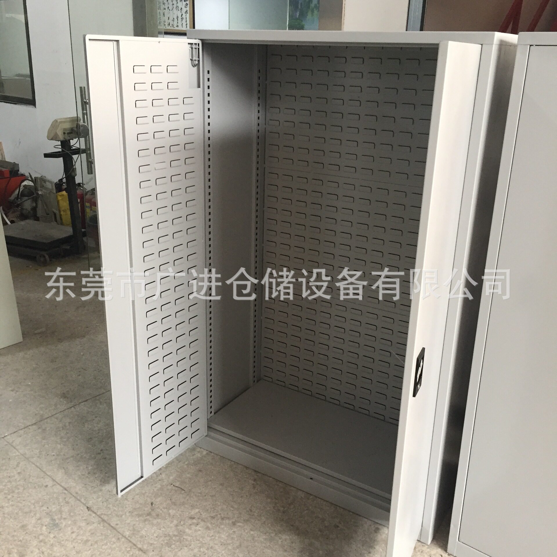 厂家供应双开门带方孔百叶挂