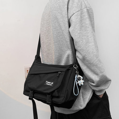 潮牌斜挎包日系单肩包百搭邮差包