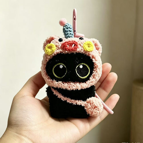 原创小猪头套大眼黑猫毛绒书包包挂件可爱公仔精致挂饰汽车钥匙扣