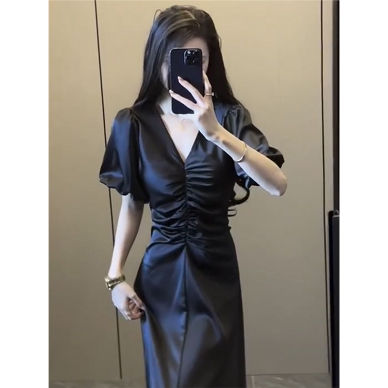 2026夏季新款V领百褶高级感黑色显瘦连衣裙女法式修身高腰长裙子