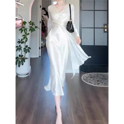春季冷淡系独特别致法式富家千金风miu系度假风白色缎面连衣裙女