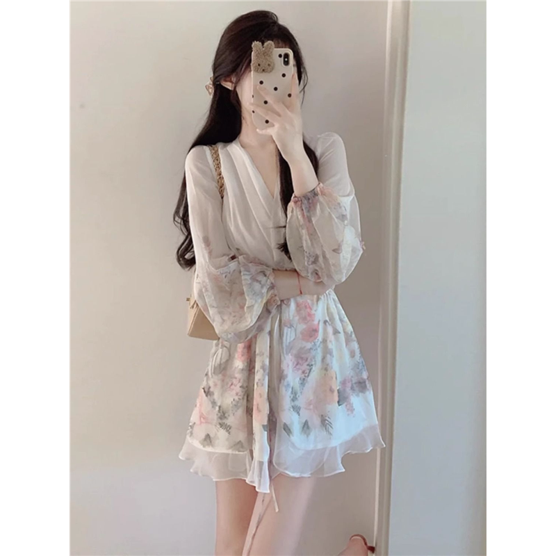 茶歇法式碎花v领连衣裙女夏季高级感温柔风气质绝美收腰a字短裙子