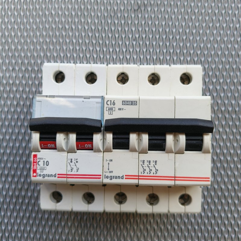 议价-可维修法国罗格朗空气开关,C16和C10,3P,400V。