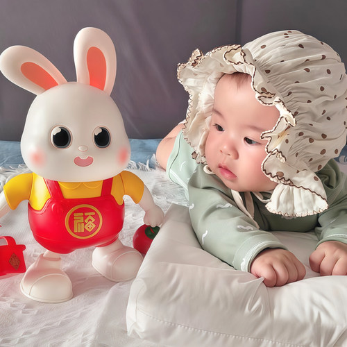 会唱歌跳舞的小福兔抬头练习婴儿