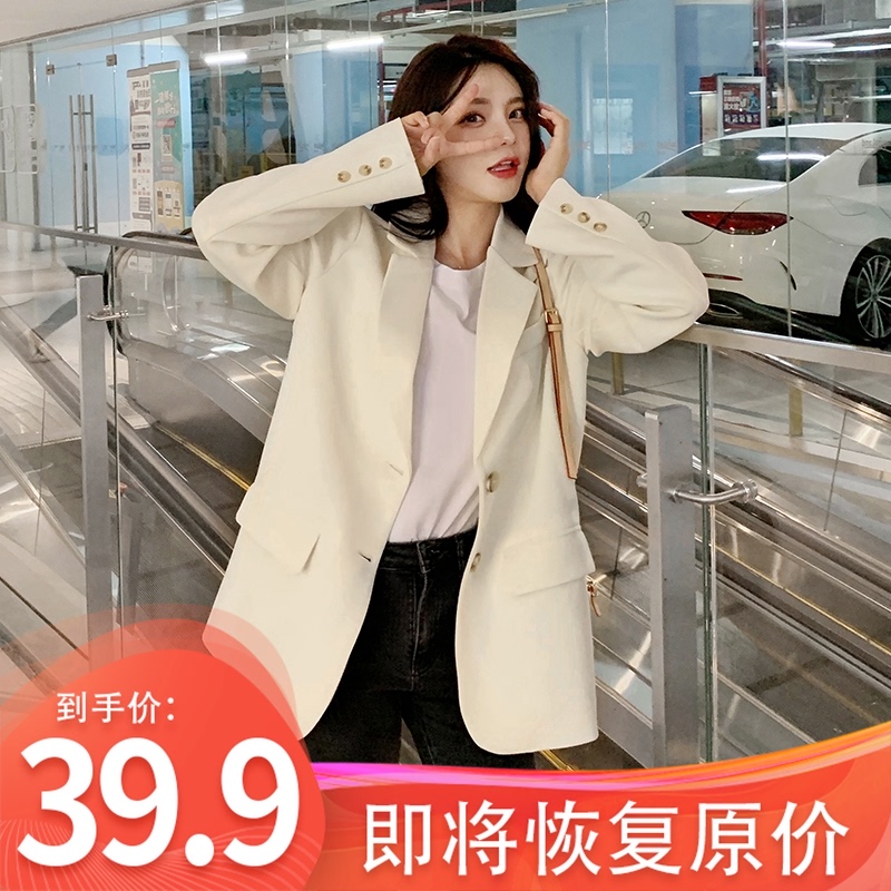西装女