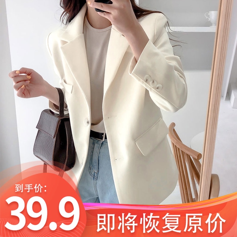 西装女