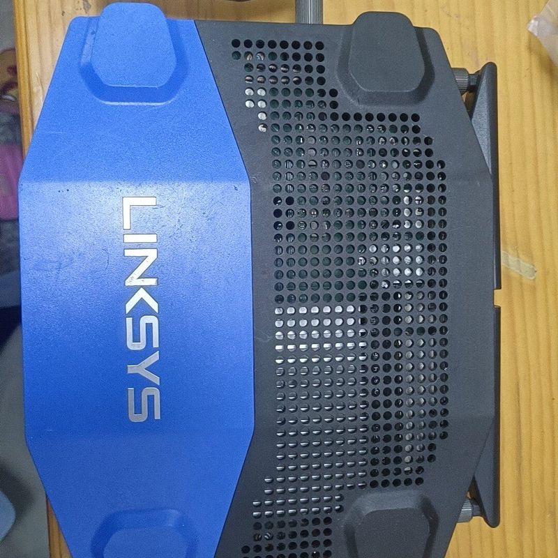 Linksys领势WRT1900AC双频路由器。