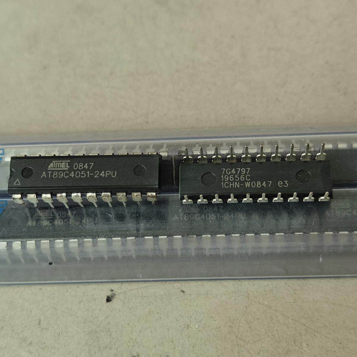 AT89C4051-24PU  直插 DIP-20 微控制器 - 实物图