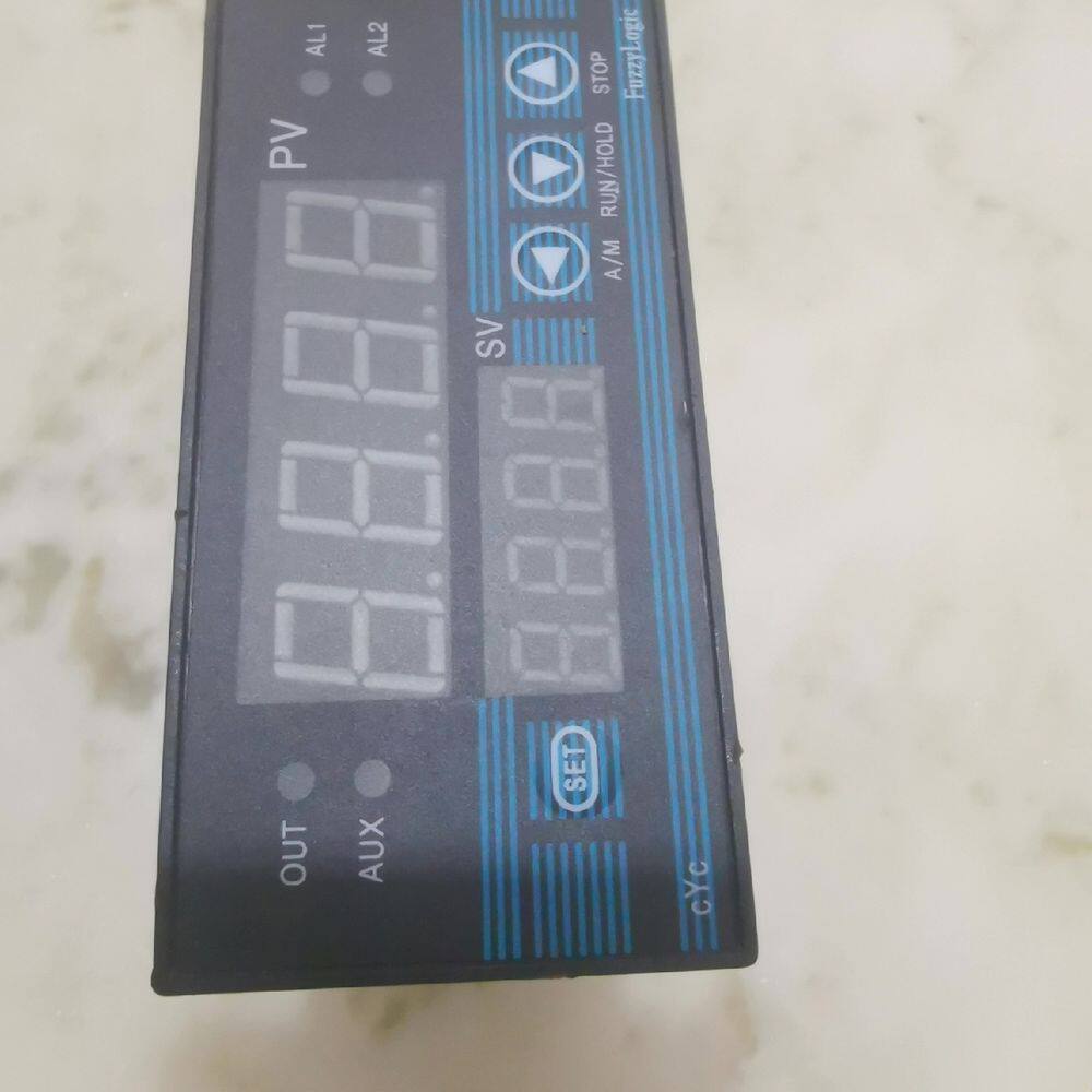 上海霍宇温控仪 HYF-7411 温度控制器。品相型号如图