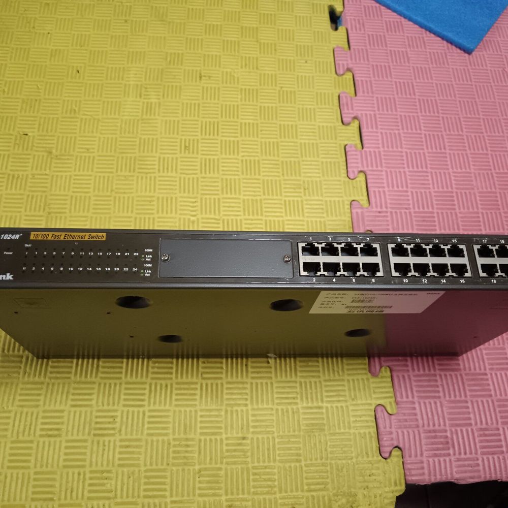 DLINk? 24口百兆铁壳快速交换机