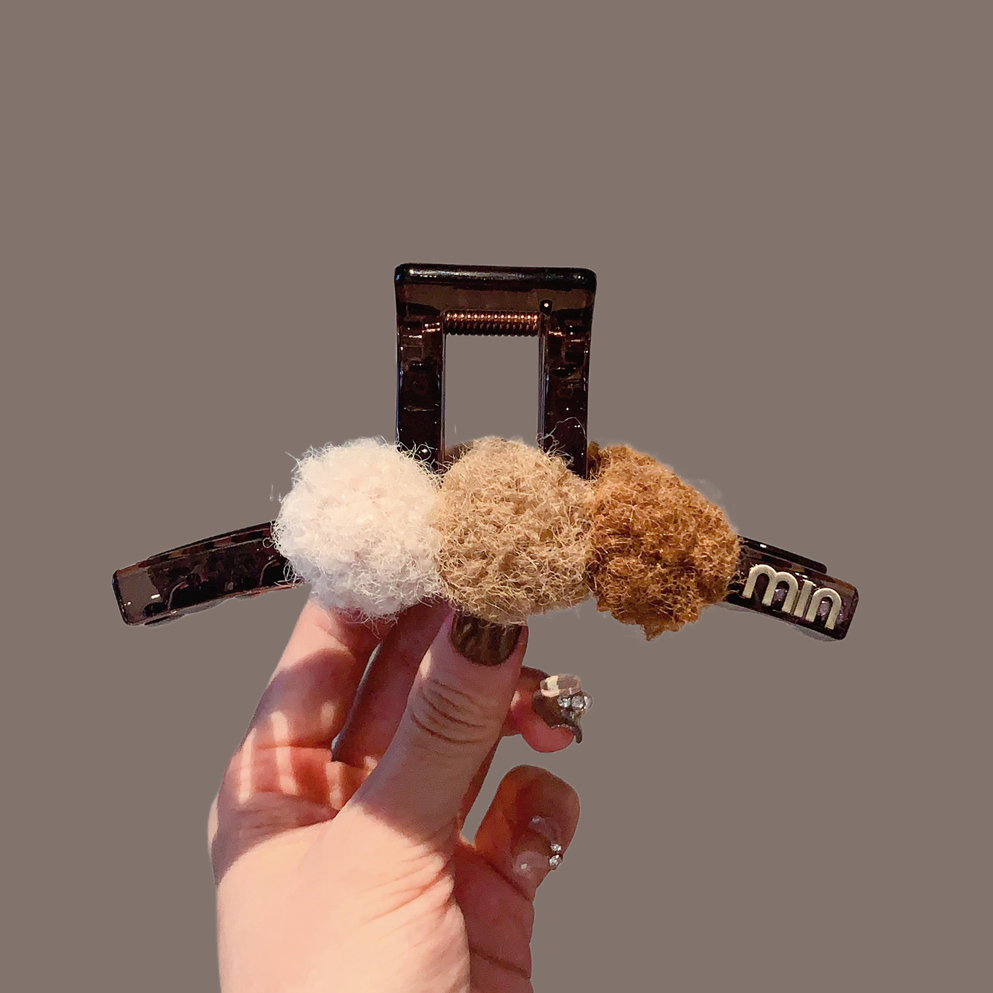 秋冬新款头饰气质毛绒球球大号发夹女高级感后脑勺鲨鱼夹盘发抓夹