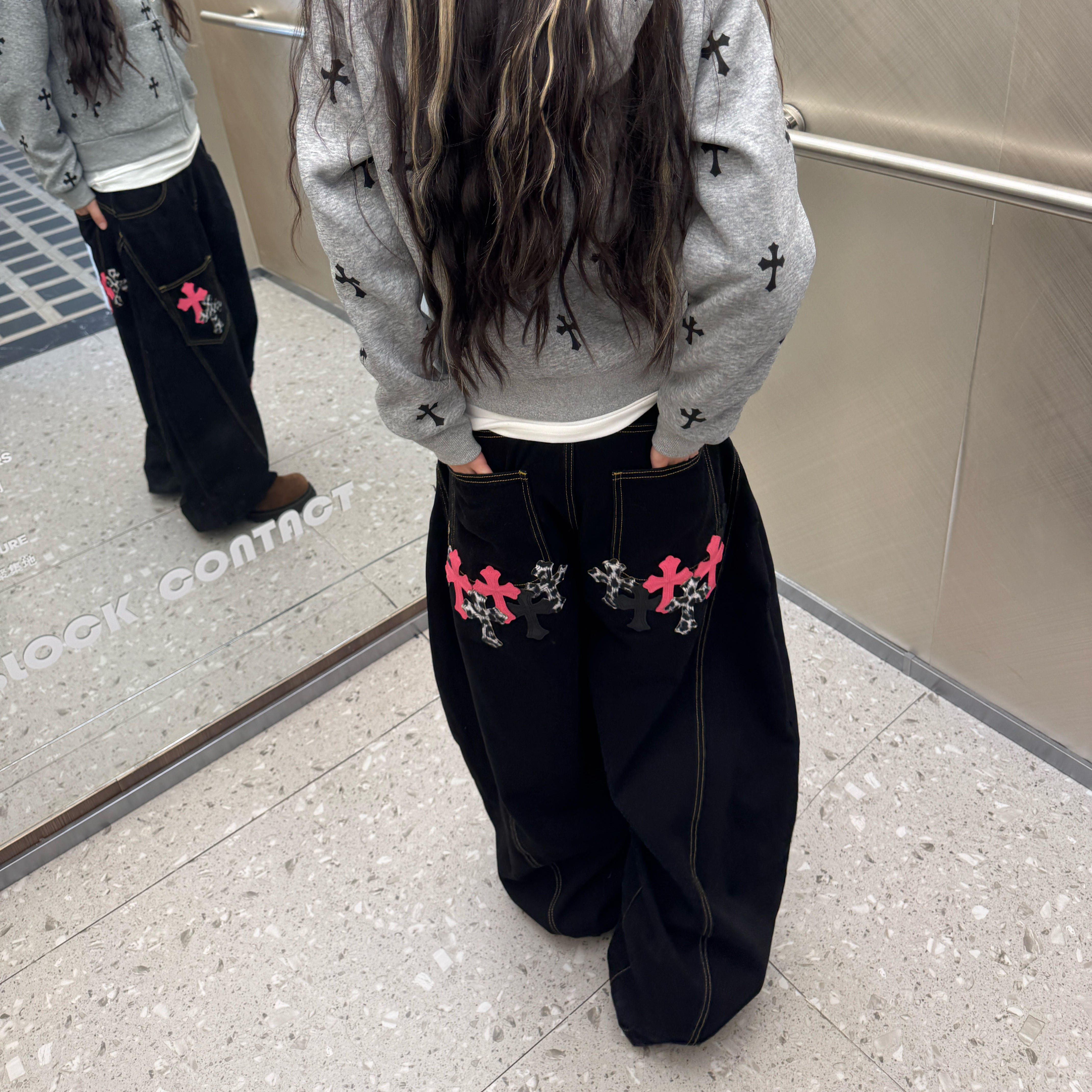 美式刺绣十字架弯刀牛仔裤