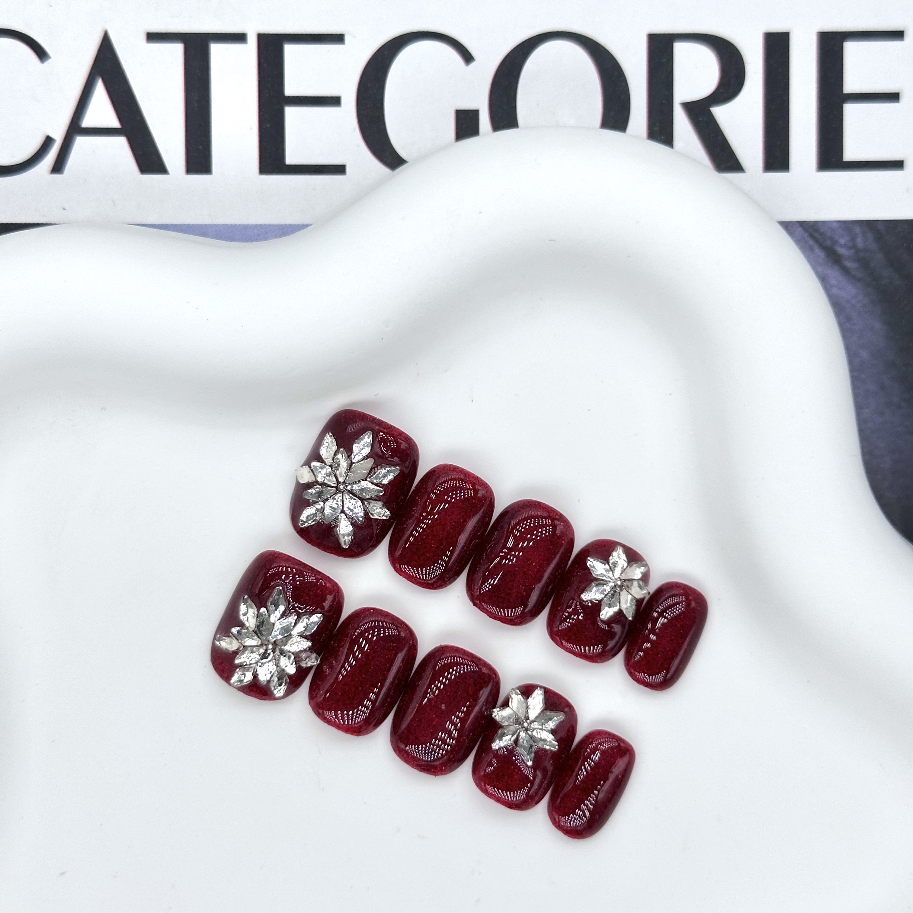 【瑞雪】2026新年款红色碎钻猫眼胶爆闪锆石雪花显白豆豆甲穿戴甲,彩妆/香水/美妆工具,穿戴甲/甲片,淘宝优惠券,粉丝福利购,淘宝优惠卷