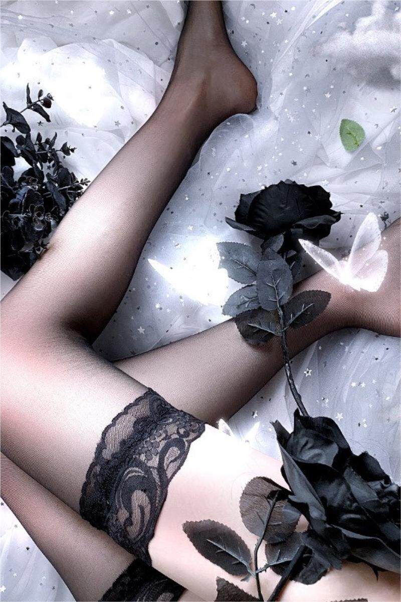 丝袜情趣开档黑寡妇女