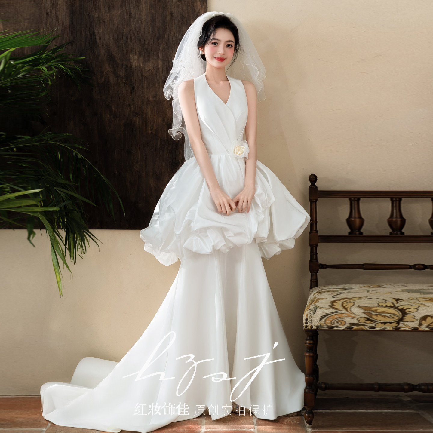 法式V领缎面鱼尾拖尾新娘婚纱