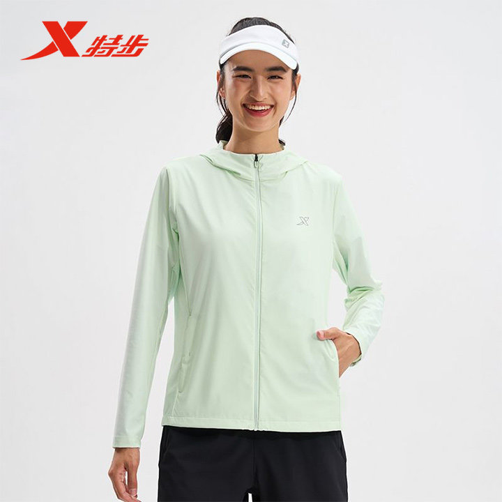特步单风衣2025夏装新品女防晒衣轻薄透气跑步风衣975228140224