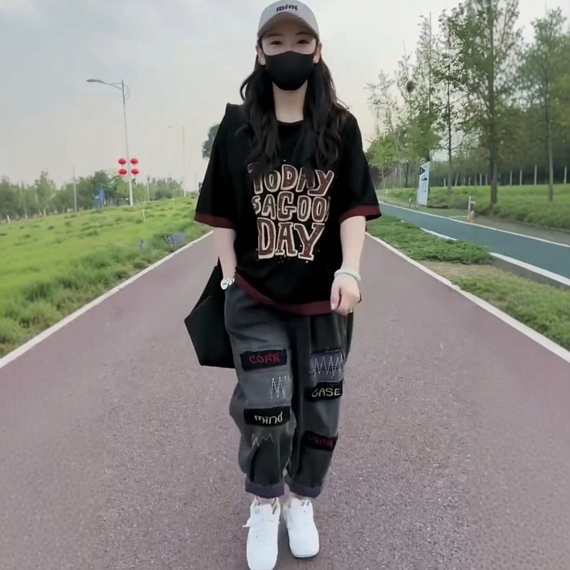 两件套装女2025年夏季新款字母印花圆领T恤+薄款水洗牛仔哈伦裤潮