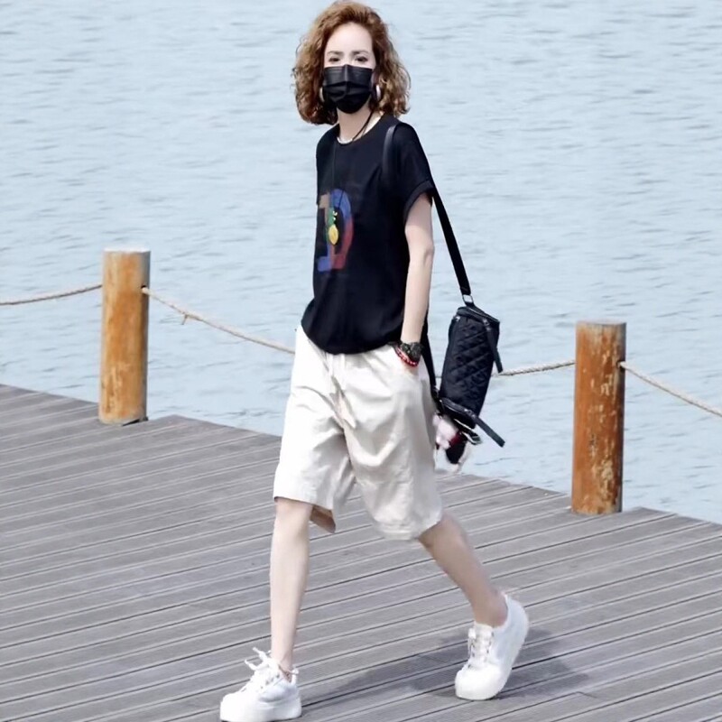 休闲两件套装女2026年夏季新款圆领字母印花短袖T恤+水洗棉五分裤图片