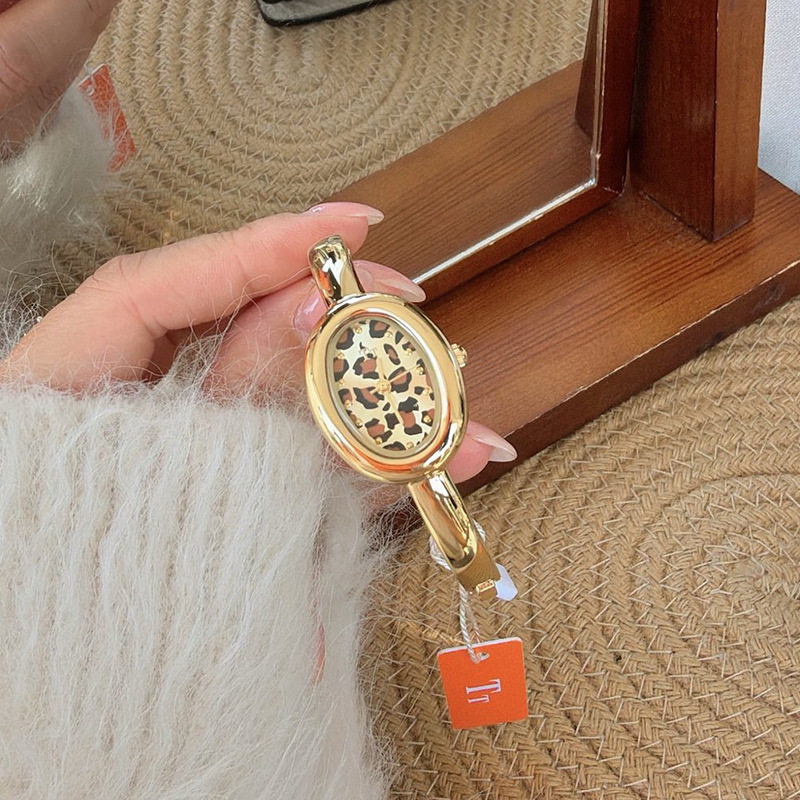 石英豹纹设计感圆形手镯款腕表
