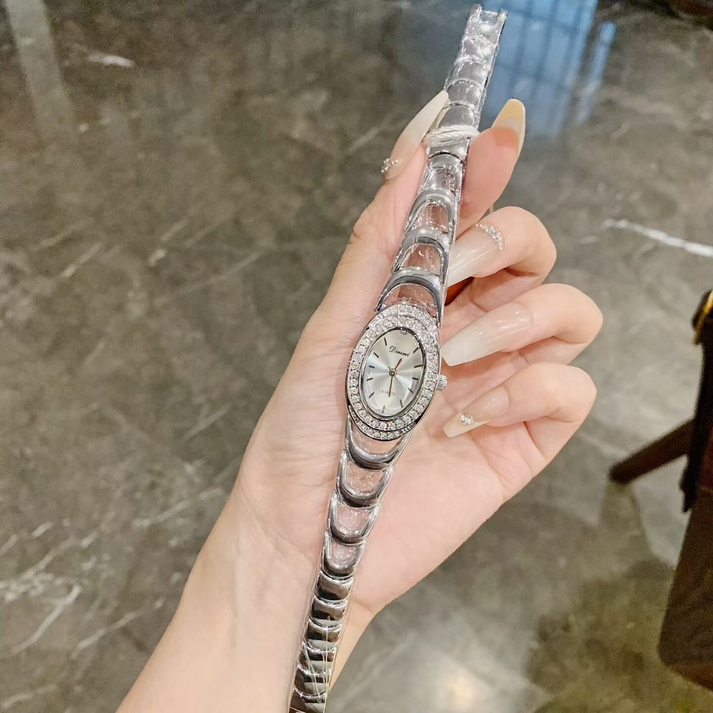 气质韩版椭圆形镂空手链式女表