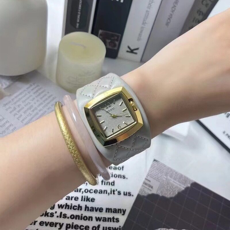 潮流皮带时尚同款中古风休闲女表