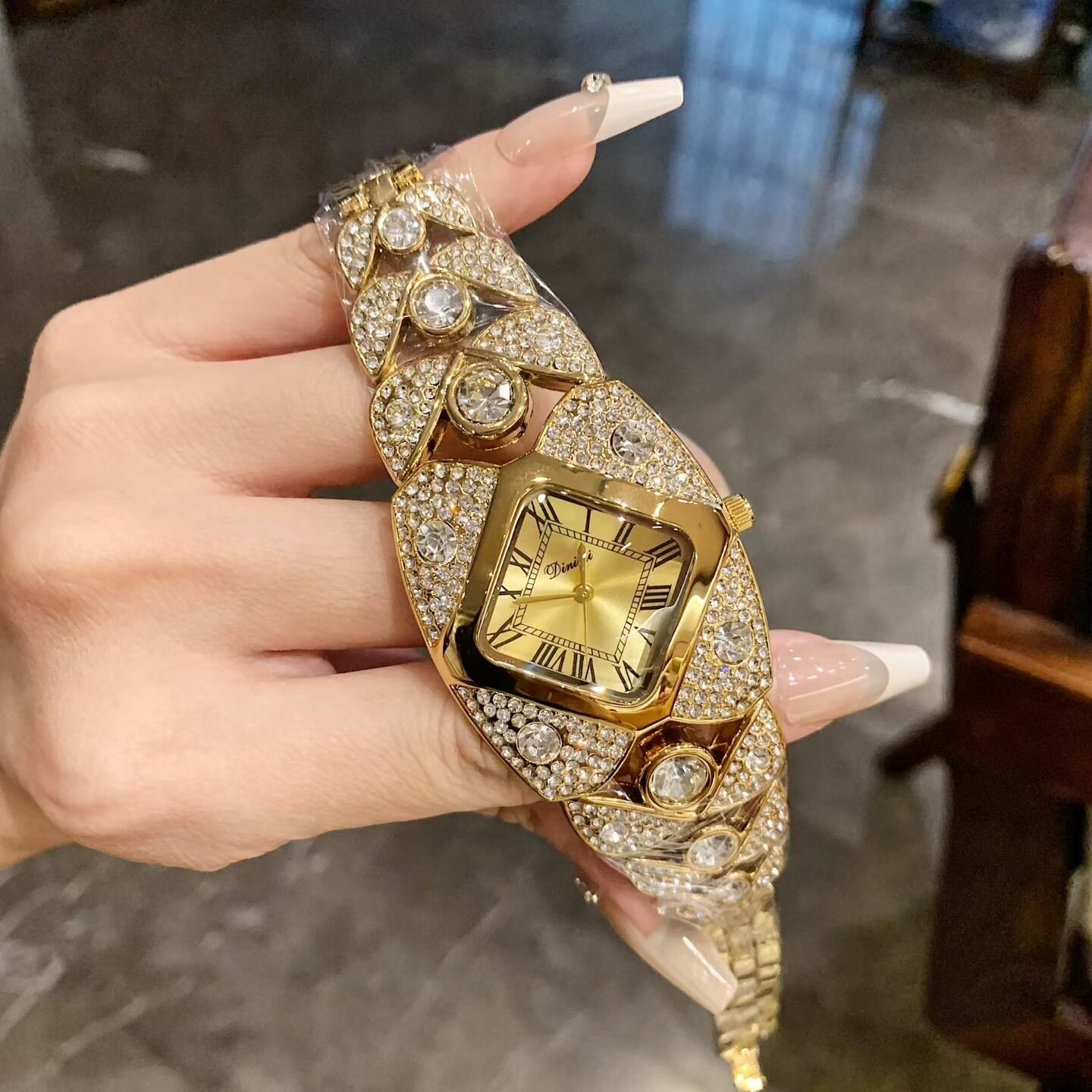 手镯款个性轻奢高颜值新款满钻朋克风时尚金色气质女士韩版手表