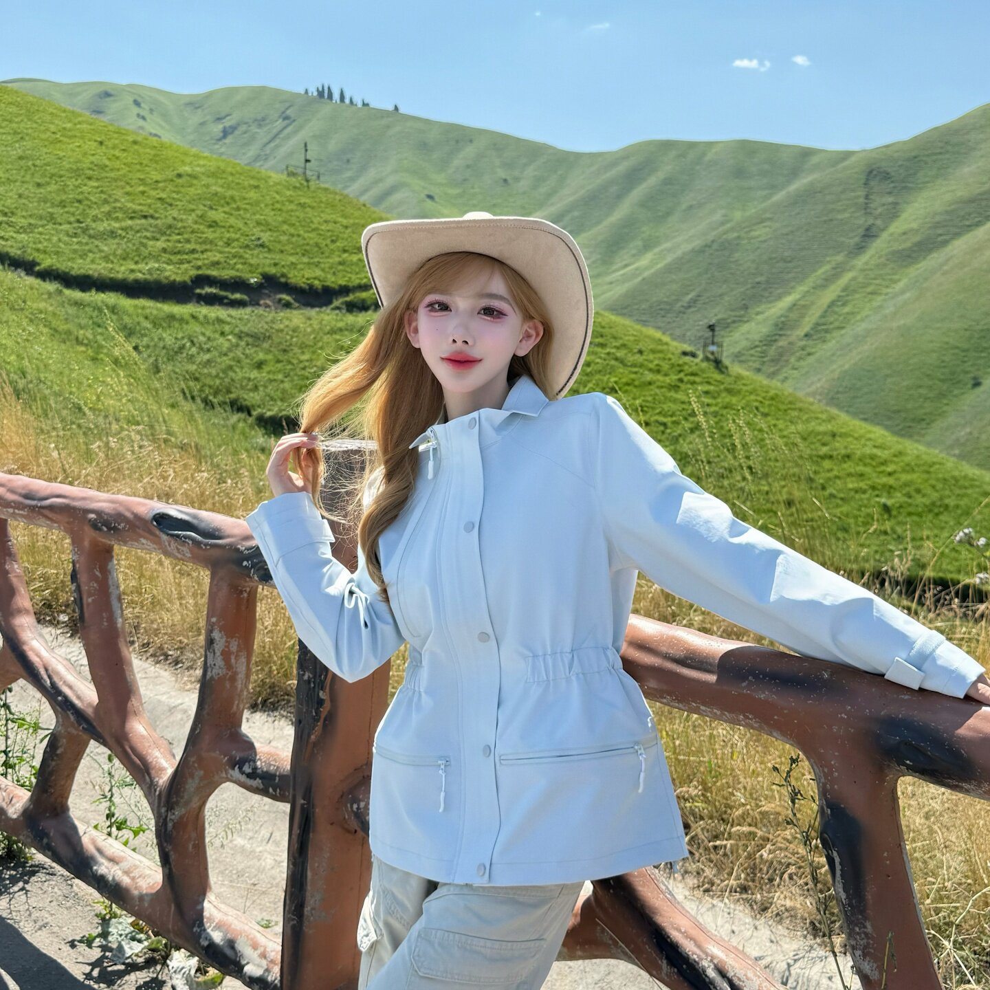 云凌蓝收腰防风衣女2026薄款单外套户外出游简约轻感登山休闲上衣