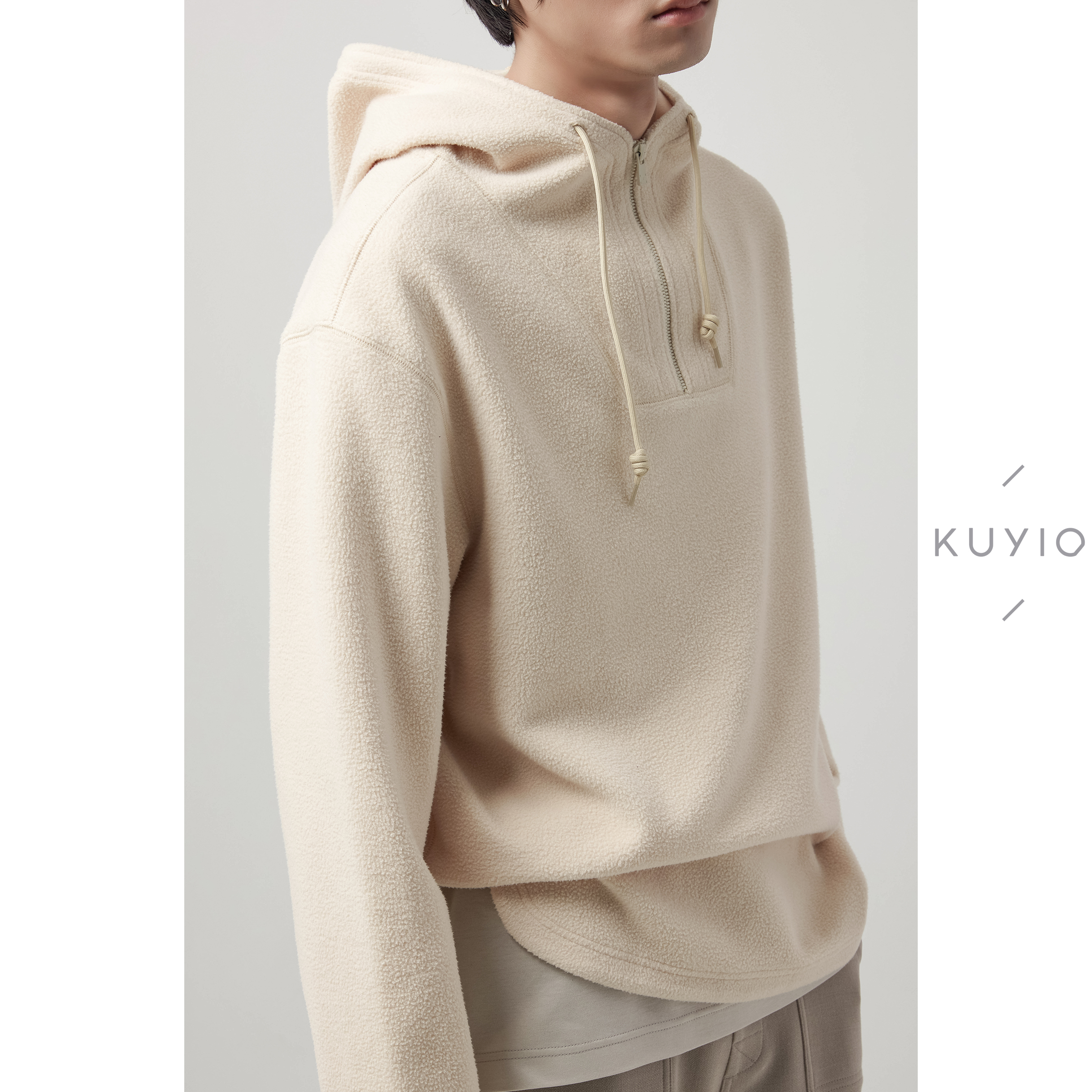 KUYIOU/泰迪羊羔绒 造型切割拉链领口圆弧下摆宽松连帽卫衣男 W07