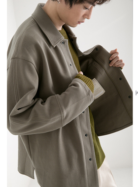 KUYIOU/骑兵斜纹理 活页褶口袋宽松落肩翻领宽松夹克外套男 J02