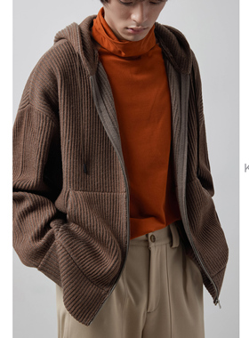 KUYIOU/双色坑条纹提花 羊毛混纺连帽落肩重磅针织开衫外套男 Z15