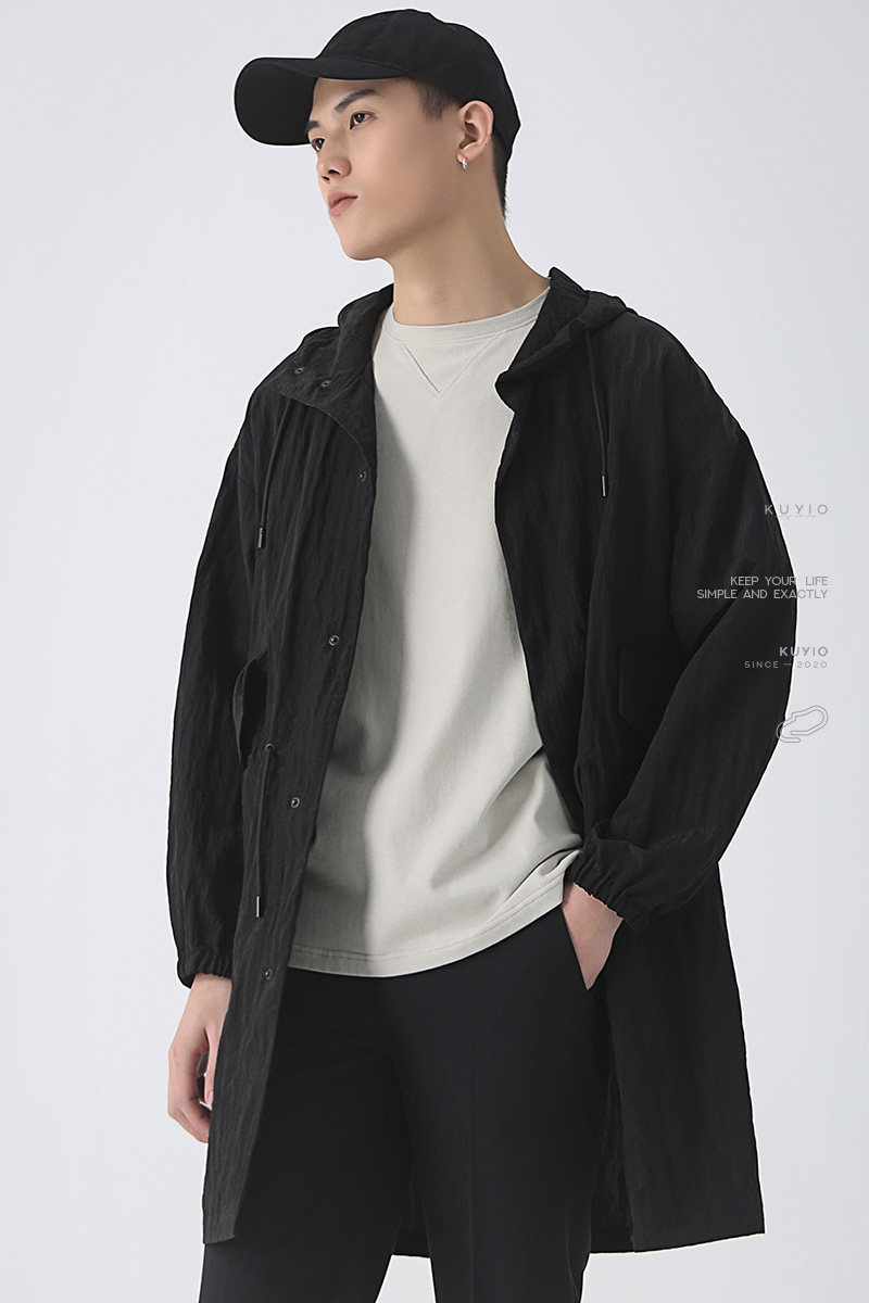 KUYIOU/设计师款 微皱感廓形抽绳设计连帽按扣蝉翼轻薄防晒风衣男