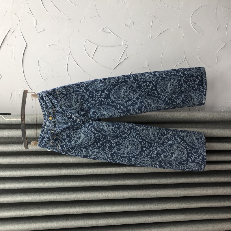 个性提花面料直筒牛仔裤女