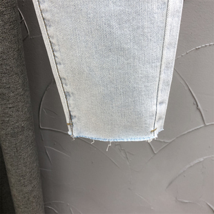 浅色高腰小脚牛仔裤女2024新款春季时尚修身显瘦三粒扣毛边铅笔裤