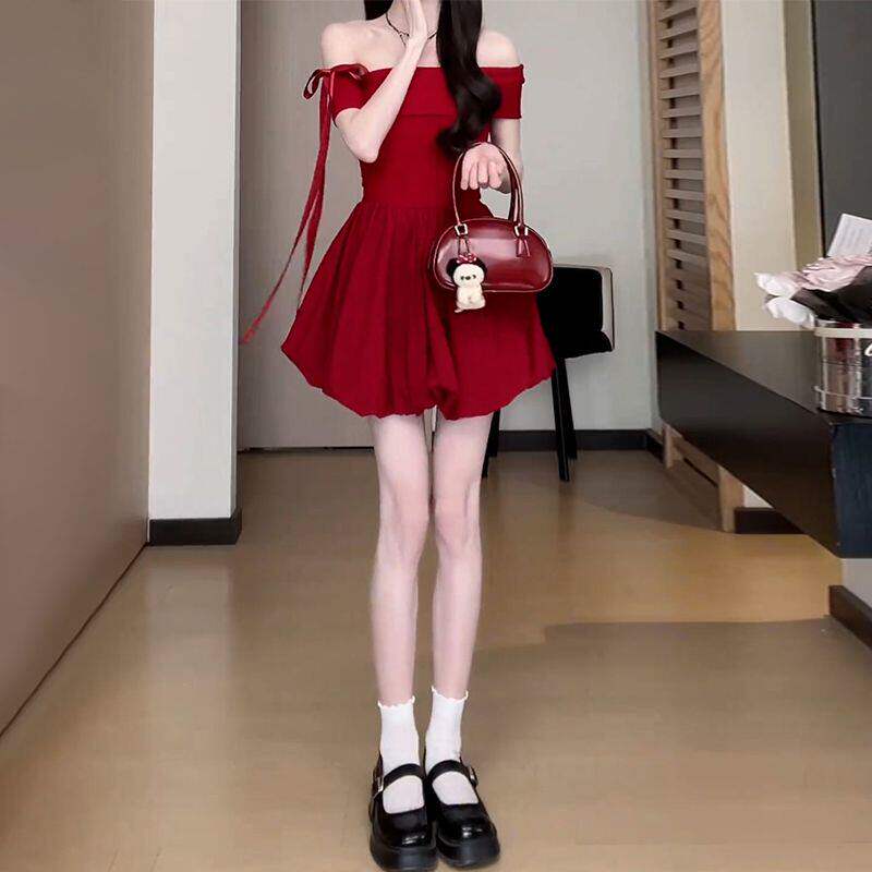 法式红色一字肩露肩连衣裙子女装夏季2025新款小个子蓬蓬花苞短