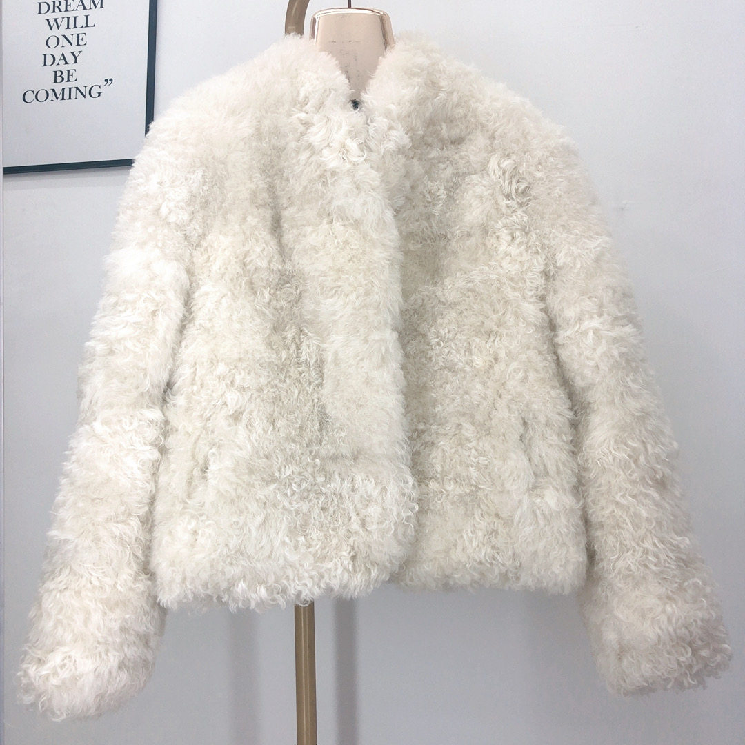 心蔚缘2025新款小v立领托斯卡纳羊皮毛一体拼接女式外套晨雾童话