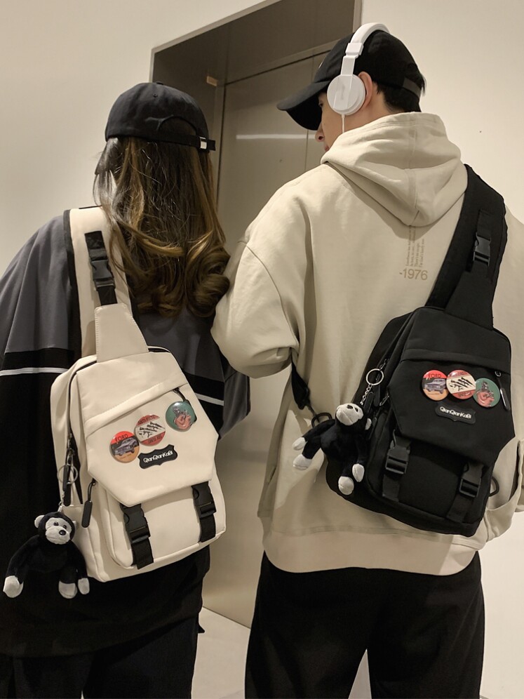 青少年斜挎包男孩单肩背包高中生休闲容量斜肩包胸包腰包徽章挂件